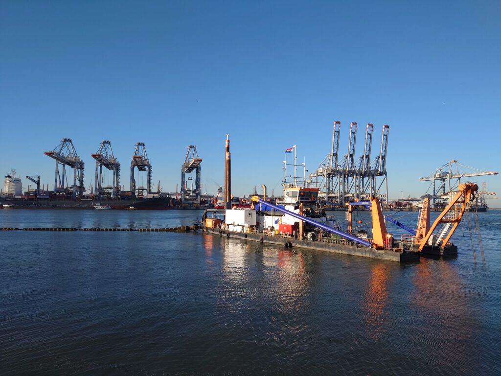 Haven Rotterdam Amaliahaven - aankomst baggerschip