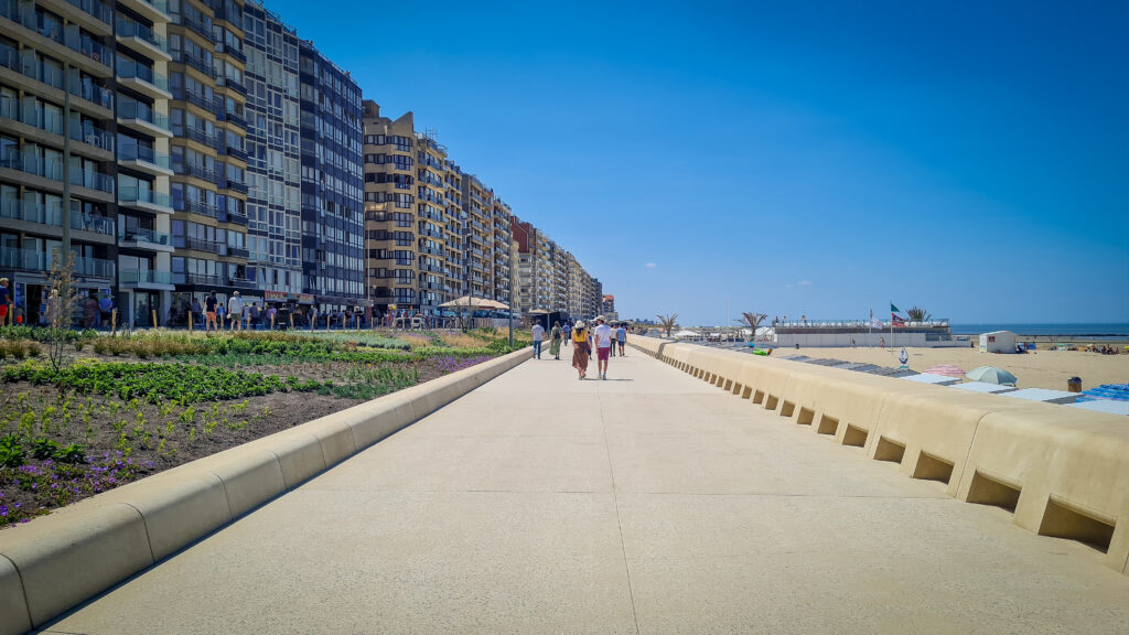 groene zeedijk westende middelkerke - mk wandel promenade - gdu - wandelaars op promenade