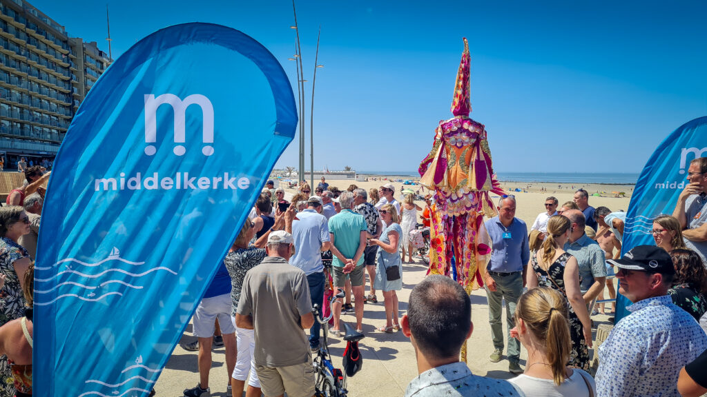 groene zeedijk opening -steltloper - vlag gemeente middelkerke - zon zee strand westende middelkerke