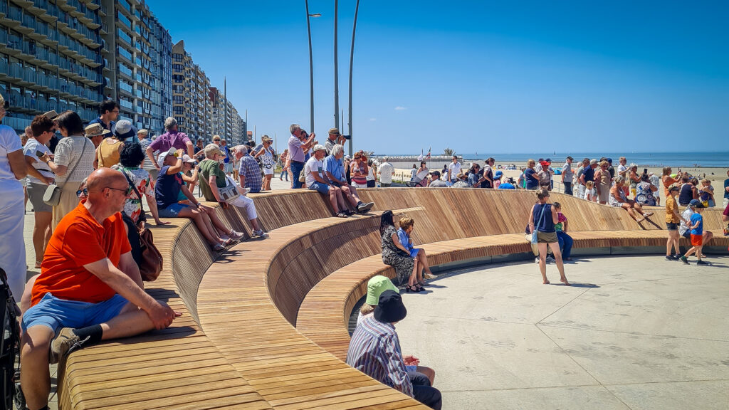 eye catcher grote bank op groene zeedijk - opening westende middelkerke - mensen zitten op bank - mensen staan recht