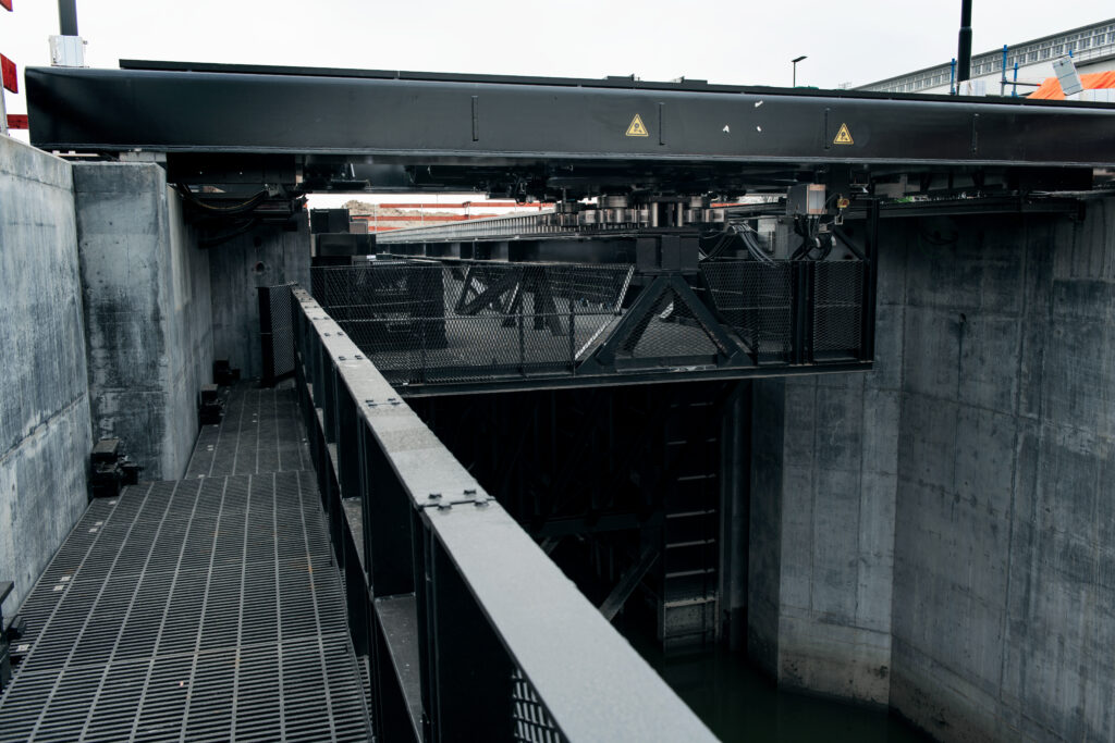 Prinses Beatrixsluis - Lekkanaal Nieuwegein - sluiskolk - sluisdeur